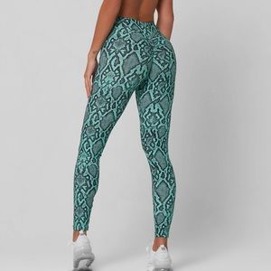 LiCi Fit Boa V-Cut Scrunch Yoga Leggings and Convertible Sports Bra Set Small